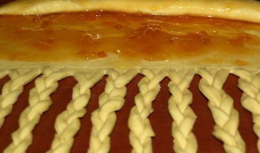 сдобный рулет с персиково-манговым джемом