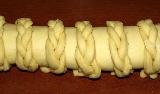 сдобный рулет с персиково-манговым джемом