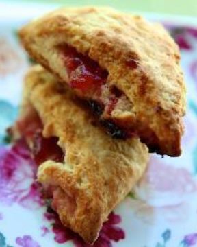 Сконы с вишневым джемом