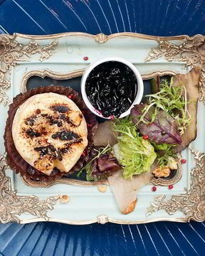 Жареный камамбер с чернично-розмариновым джемом