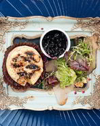 Жареный камамбер с чернично-розмариновым джемом