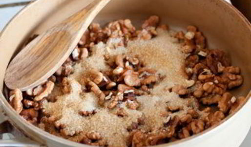 грецкие орехи в коричневом сахаре с чили