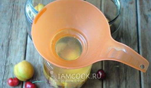 компот из черешни и абрикоса