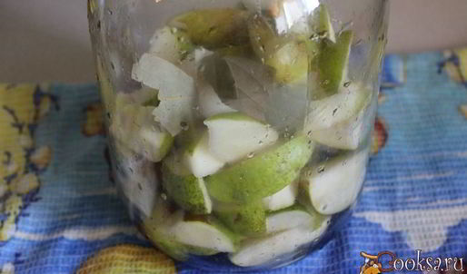 компот из груш с черноплодной рябиной и малабарской корицей на зиму