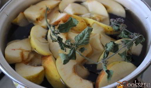 компот из кизила, яблок и мяты