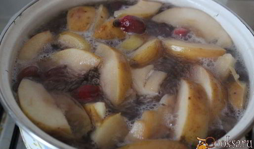 компот из кизила, яблок и мяты