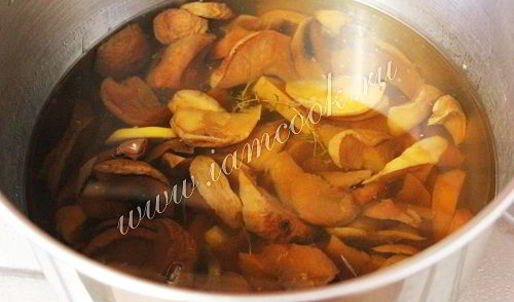 компот из сушеных яблок с тимьяном