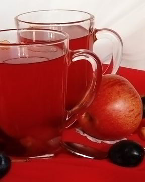 Компот из свежих яблок, слив и клюквы