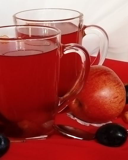 Рецепт компота из свежих яблок, слив и клюквы