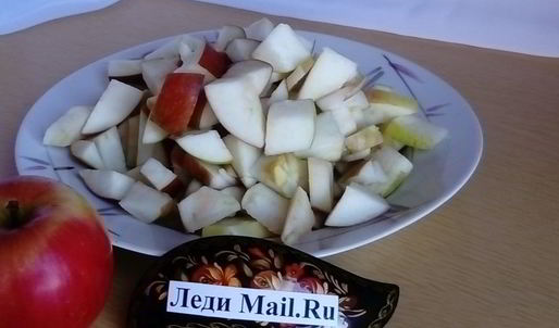 компот из свежих яблок, слив и клюквы