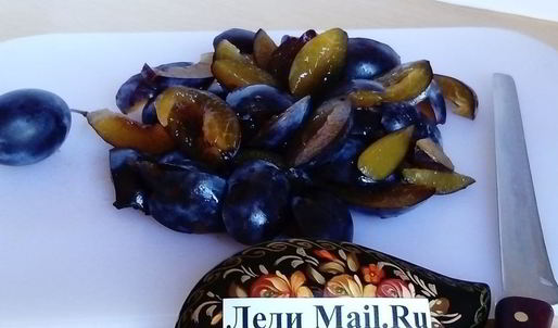 компот из свежих яблок, слив и клюквы