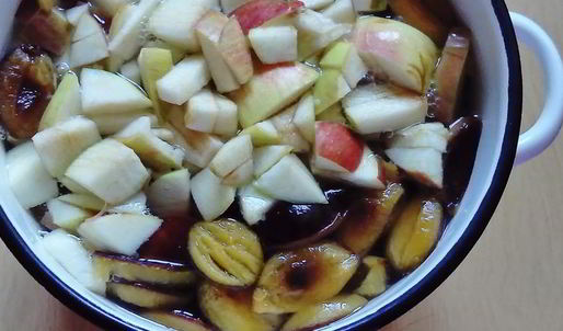 компот из свежих яблок, слив и клюквы