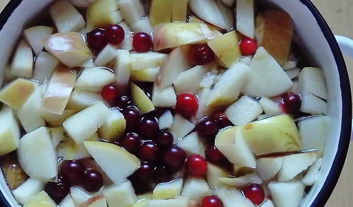 компот из свежих яблок, слив и клюквы