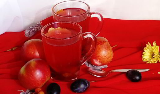 компот из свежих яблок, слив и клюквы