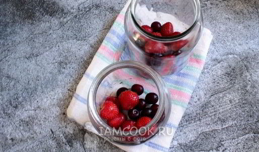 компот из вишни и клубники