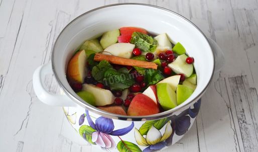 компот из яблок и клюквы