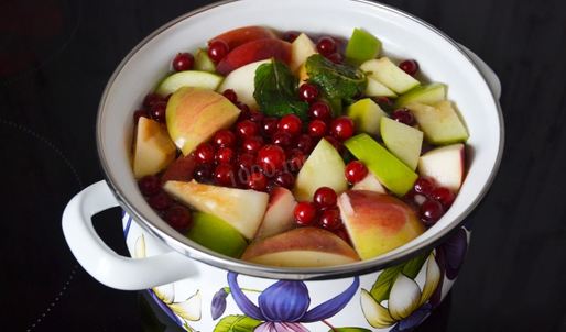 компот из яблок и клюквы