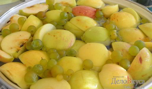 компот из яблок и винограда