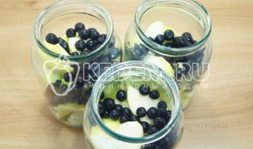 компот из яблок с ягодами на зиму