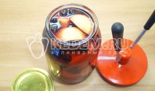 компот из яблок с ягодами на зиму