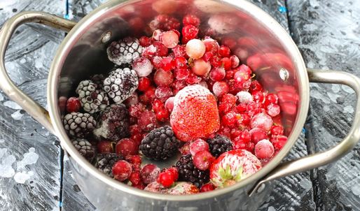 компот из замороженных ягод клубники, ежевики, брусники