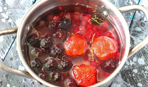 компот из замороженных ягод клубники, ежевики, брусники