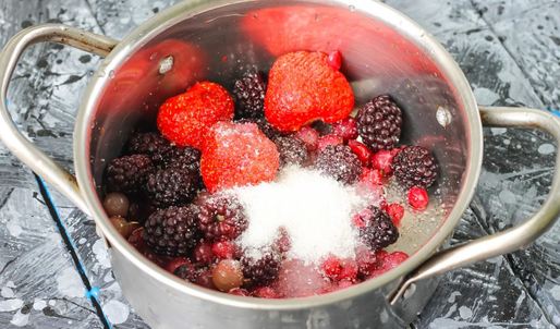 компот из замороженных ягод клубники, ежевики, брусники