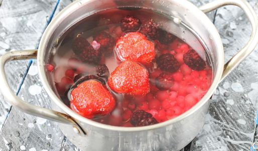 компот из замороженных ягод клубники, ежевики, брусники
