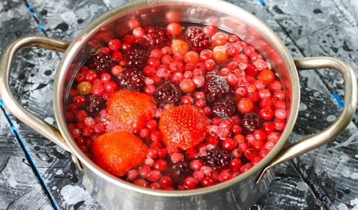 компот из замороженных ягод клубники, ежевики, брусники