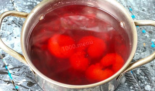 компот из замороженных ягод клубники, ежевики, брусники