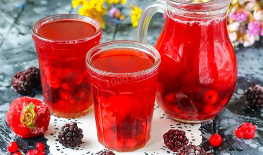 компот из замороженных ягод клубники, ежевики, брусники