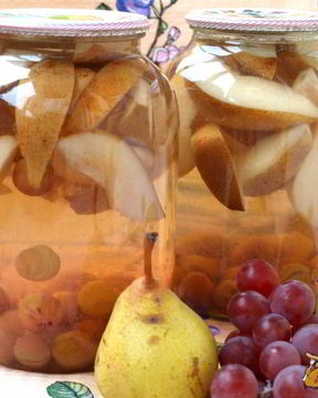 Компот с виноградом и грушами на зиму