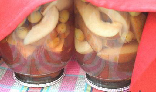 компот с виноградом и грушами на зиму