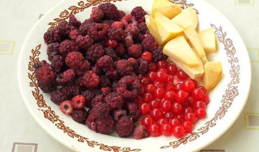 компот с яблоками, малиной, калиной и айвой