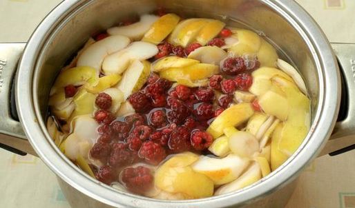 компот с яблоками, малиной, калиной и айвой