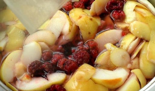 компот с яблоками, малиной, калиной и айвой