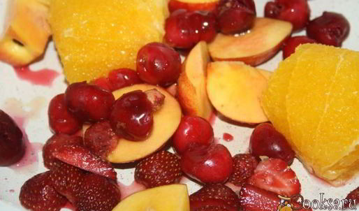 нектариновый компот с черешней, клубникой и апельсином