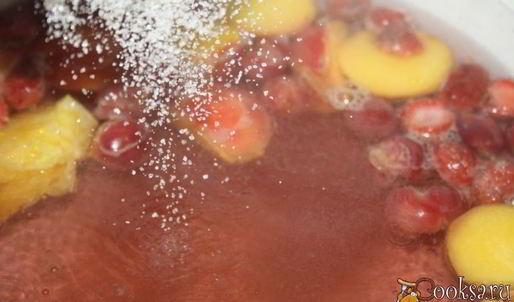 нектариновый компот с черешней, клубникой и апельсином