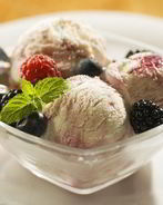 Ванильное мороженое с теплым ягодным компотом