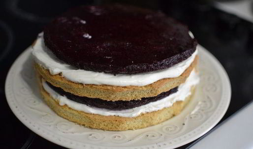 ванильный торт с ягодным компоте