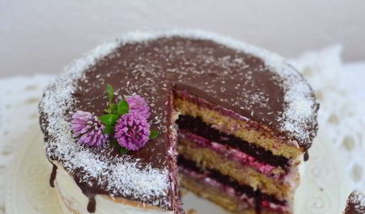 ванильный торт с ягодным компоте