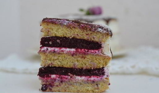 ванильный торт с ягодным компоте