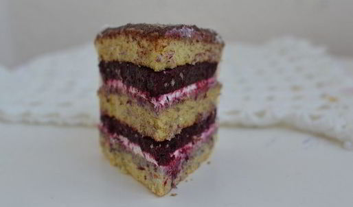 ванильный торт с ягодным компоте