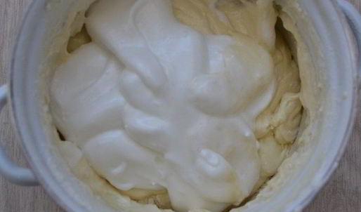 ванильный торт с ягодным компоте