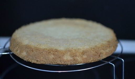 ванильный торт с ягодным компоте