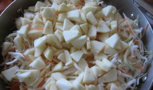 быстрая маринованная капуста с яблоками и медом