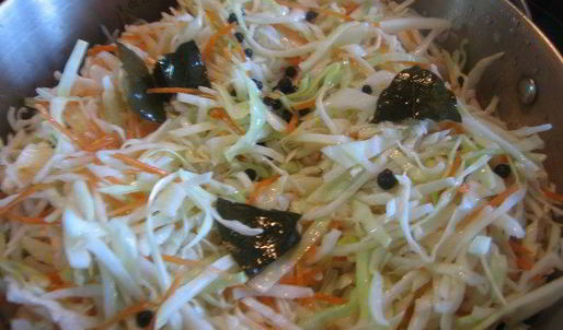 быстрая маринованная капуста с яблоками и медом