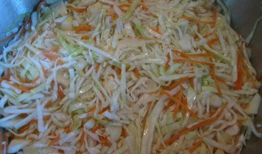 быстрая маринованная капуста с яблоками и медом