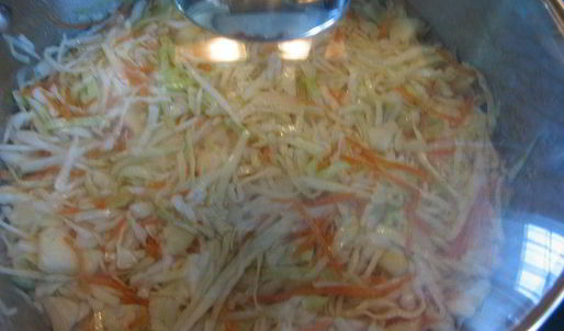 быстрая маринованная капуста с яблоками и медом