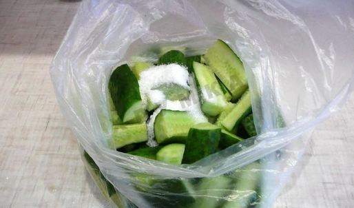 быстрые маринованные огурцы в пакете